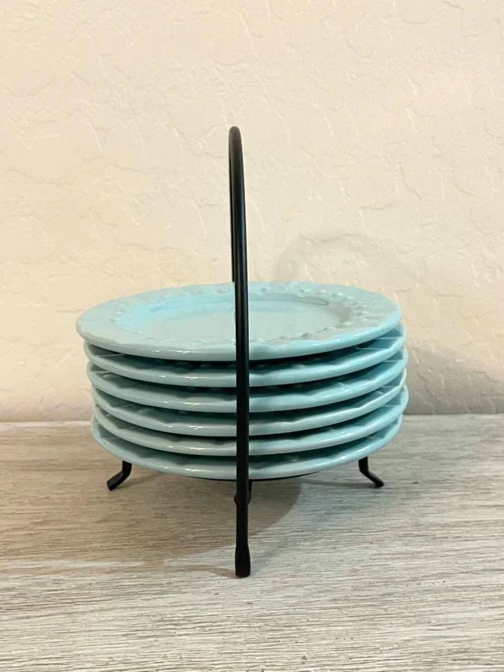 New Signatures Housewares Set of 6 Plates Caddy Stoneware Fleur De Lis Aqua Blue